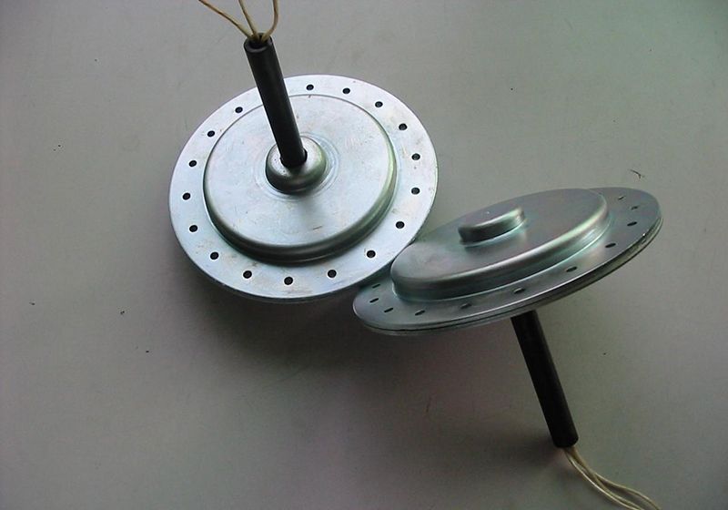 磁盤式三相發(fā)電機(jī)星連接有四個(gè)終端，如何連接整流器橋？